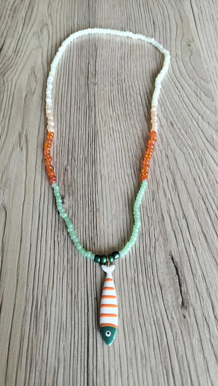 Collier à perles avec charm poisson rayé